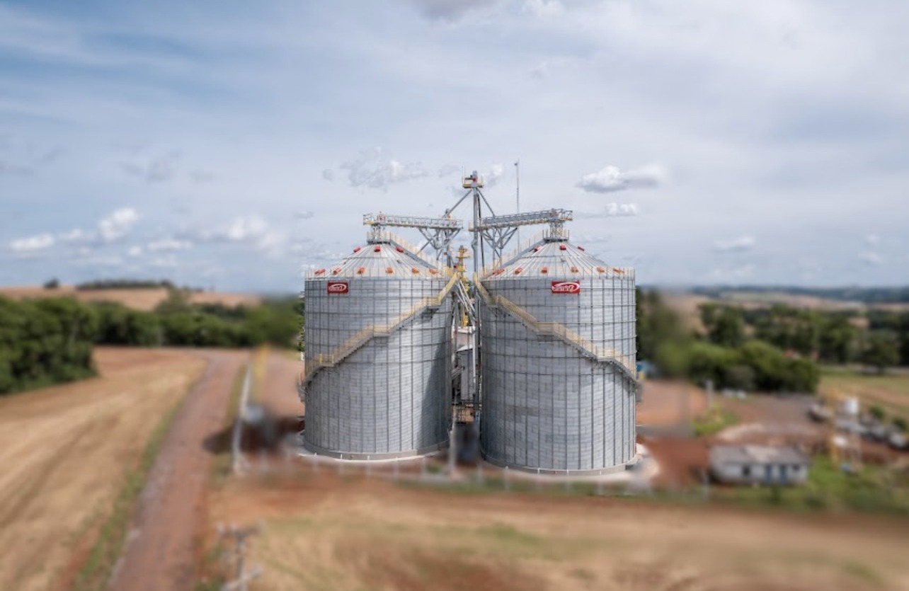 Silos ao pôr do sol